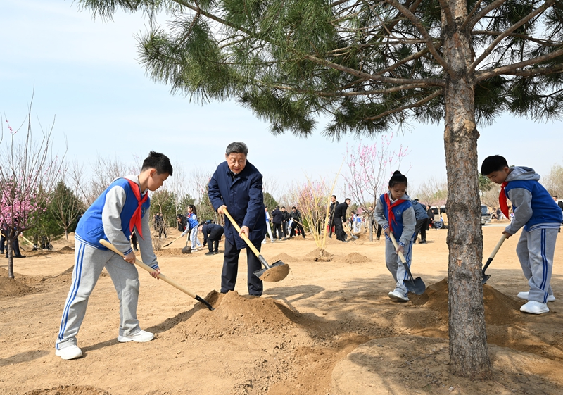 2025年4月3日，習近平總書記來到北京豐臺區(qū)永定河畔參加首都義務植樹活動。